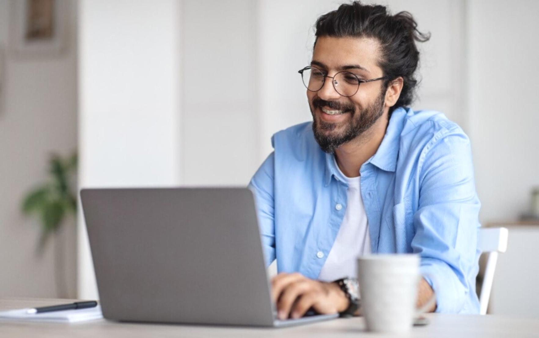 Espaço colaborativo da Teachzora com estudantes desenvolvendo aplicativos móveis em seus computadores