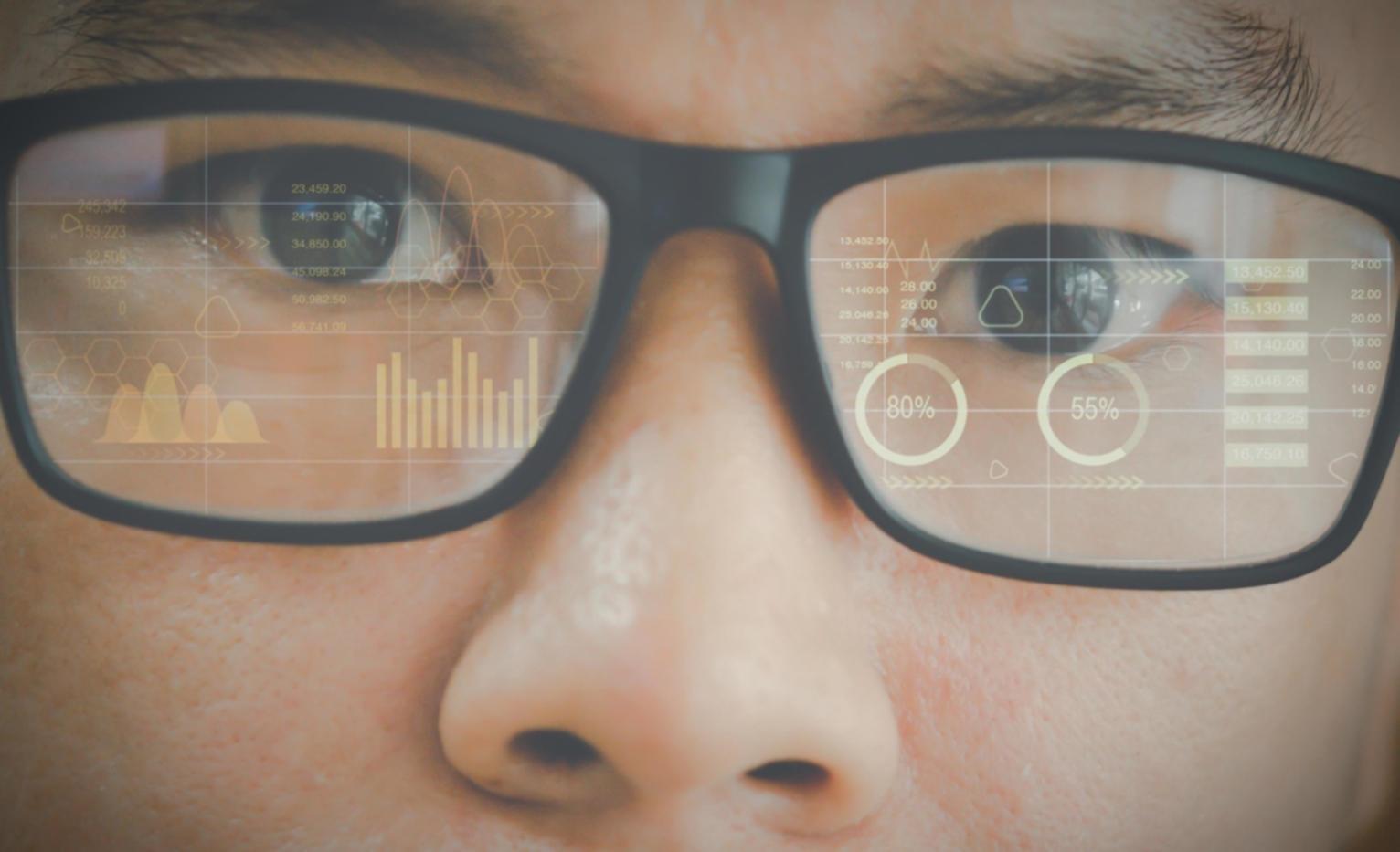 Grupo de estudantes colaborando em projeto de desenvolvimento mobile em ambiente moderno de aprendizado