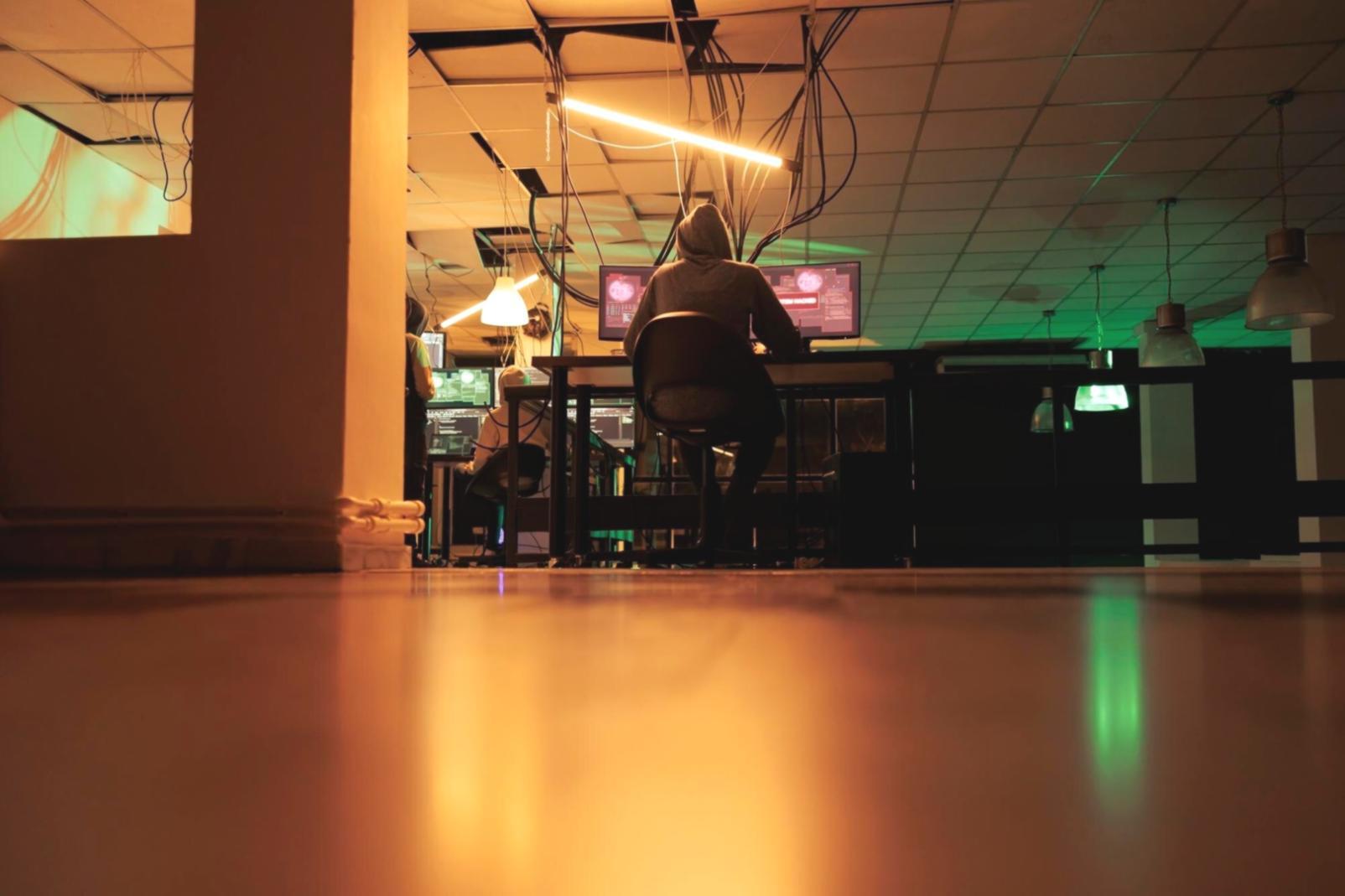 Interface de aplicativo de marketplace com categorias e produtos